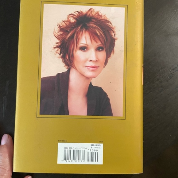 Set of 2 books- A Face to Die For by Iris Johansen & Rainwater by Nora Roberts - Picture 4 of 9